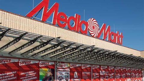 logo van mediamarkt boven de ingang van een filiaal